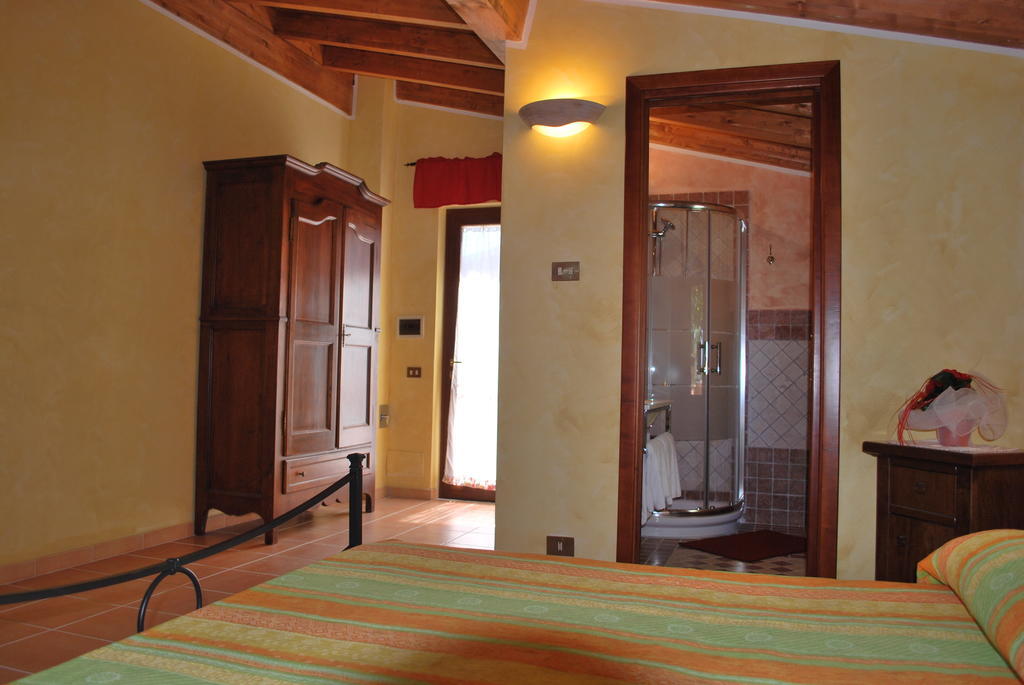 Agriturismo La Valle Di Ceri Черветери Стая снимка