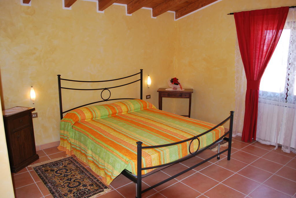 Agriturismo La Valle Di Ceri Черветери Стая снимка